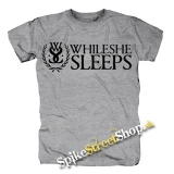 WHILE SHE SLEEPS - Logo - sivé pánske tričko