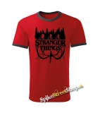 STRANGER THINGS - Logo Flip - červené pánske tričko CONTRAST DUO-COLOUR