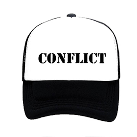 CONFLICT - Logo - čiernobiela sieťkovaná šiltovka model "Trucker"