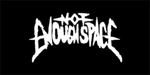 NOT ENOUGH SPACE - Logo - široká chrbtová nášivka s rozmerom 33 x 15 cm