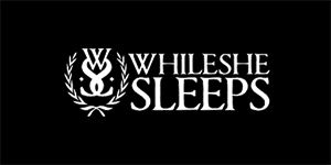 WHILE SHE SLEEPS - Logo - široká chrbtová nášivka s rozmerom 33 x 15 cm
