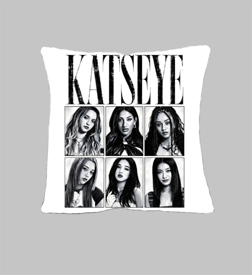 KATSEYE - Band Poster Motive 4 - vankúš