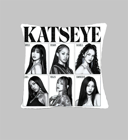 KATSEYE - Band Poster Motive 5 - vankúš