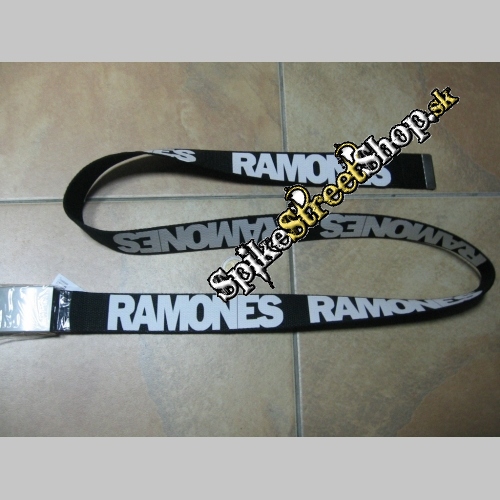 Čierny plátený opasok s nápisom RAMONES a s prackou