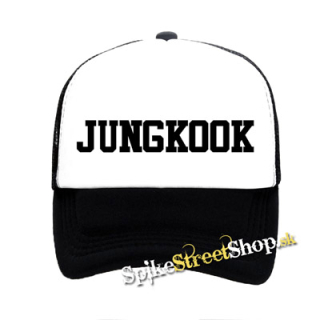 JUNGKOOK - Logo - čiernobiela sieťkovaná šiltovka model "Trucker"