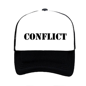 CONFLICT - Logo - čiernobiela sieťkovaná šiltovka model "Trucker"