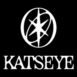 Fotonášivka KATSEYE - Logo Crest