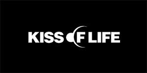 KISS OF LIFE - Logo Kpop Band - široká chrbtová nášivka s rozmerom 33 x 15 cm