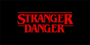 STRANGER DANGER - Red Logo - široká chrbtová nášivka s rozmerom 33 x 15 cm