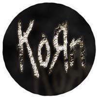 KORN - Mramorové logo na čiernom podklade - odznak