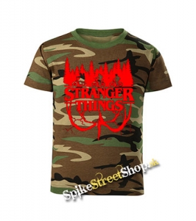 STRANGER THINGS - Logo Flip - maskáčové chlapčenské tričko WOODLAND CAMO BROWN