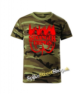 STRANGER THINGS - Logo Flip - maskáčové chlapčenské tričko WOODLAND CAMO GREEN